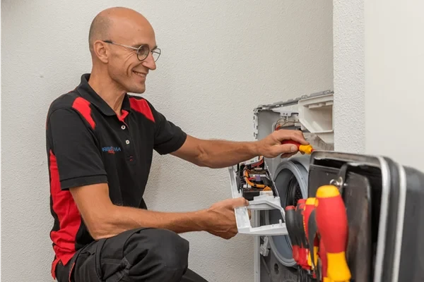 Monteur repareert wasmachine aan huis, in Goes